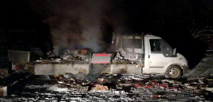 Camionetă incendiată de contrabandist. FOTO Poliţia de Frontieră