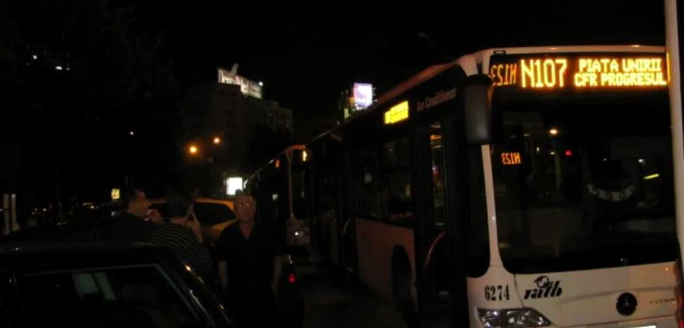 Bucureştenii pot circula cu autobuzele liniilor de noaptea care se vor afla în staţie la intervale de 40 de minute. FOTO arhiva Adevărul
