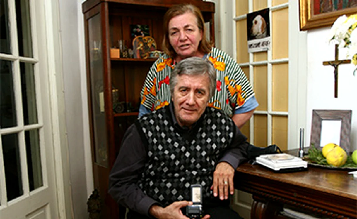 
    Cornel este în permanenţă ajutat de soţia sa  