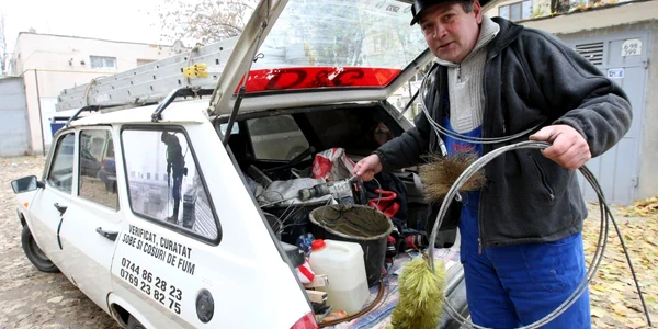 Petrică Mău se grăbea ieri să ajungă la un gălăţean căruia îi explodase soba din cauza coşului defect
