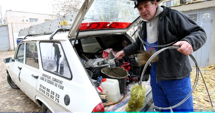 Petrică Mău se grăbea ieri să ajungă la un gălăţean căruia îi explodase soba din cauza coşului defect