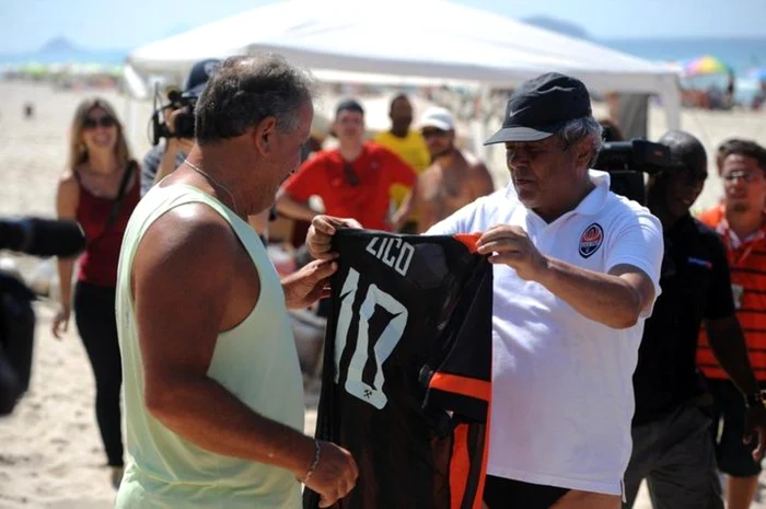 Mircea Lucescu i-a oferit tricoul cu numărul 10 lui Zico FOTO Sahtior.com