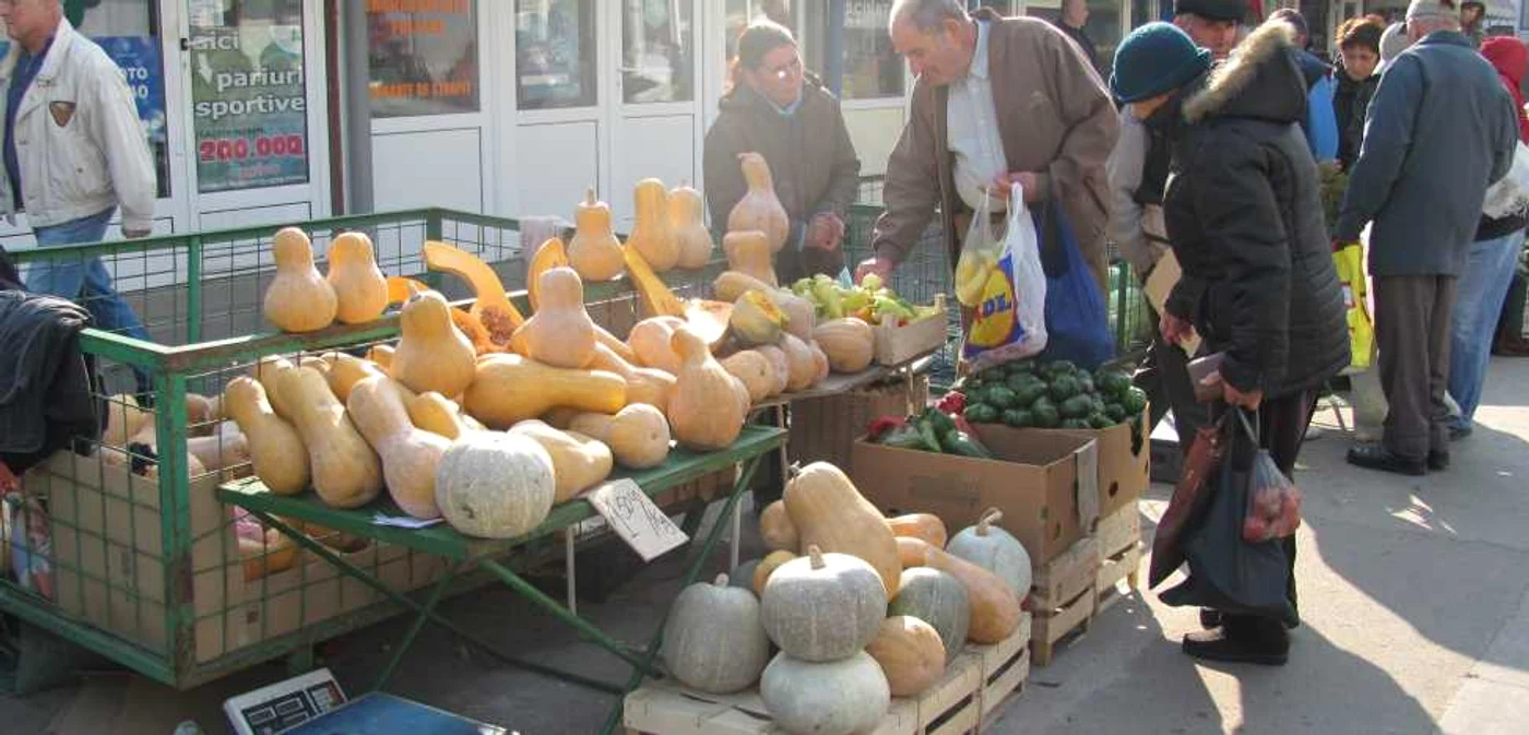  De Ziua Recoltei, comercianţii au umplut piaţa cu dovleci. 