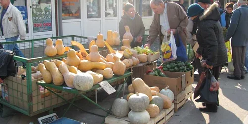  De Ziua Recoltei, comercianţii au umplut piaţa cu dovleci. 