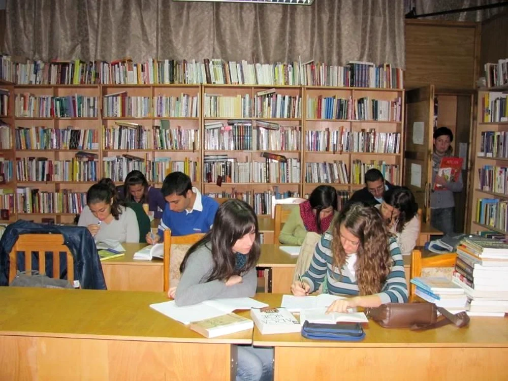 Nocturna bibliotecilor este un eveniment de promovare a cărţii şi lecturii publice, iniţiat şi organizat la nivel naţional de Asociaţia Naţională a Bibliotecarilor şi Bibliotecilor Publice din România   FOTO   arhivă