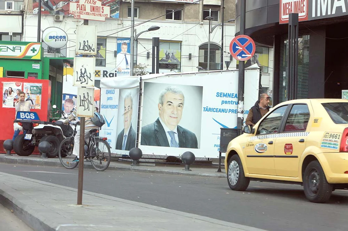 Călin Popescu-Tăriceanu zâmbeşte în intersecţia  de la Piaţa Unirii