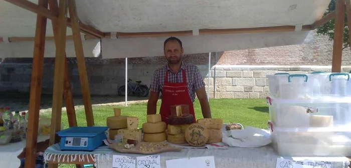 Nicolae Romoşan vinde caşcavalul maturat în vin roşu Foto: Facebook/Nicolae Romoşan