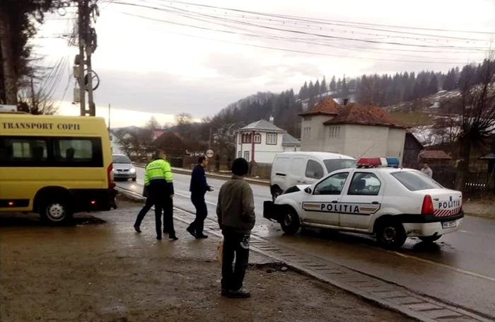 Microbuz şcolar plin cu elevi lovit puternic de o autospecială de poliţie. FOTO Facebook/ Ionel Ionel