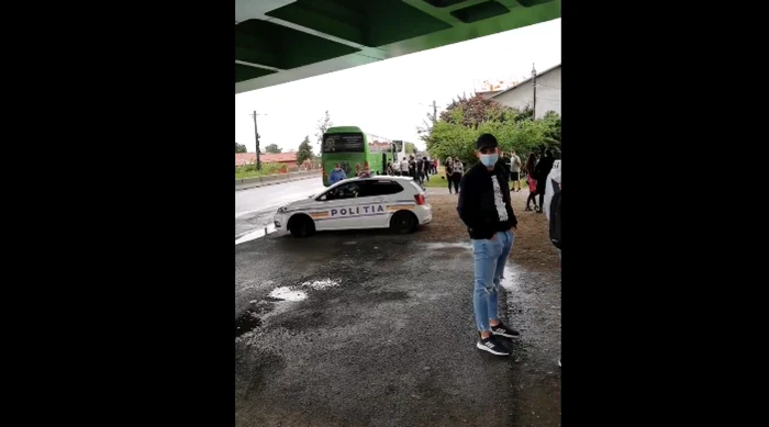 Elevi aflaţi în excursie, coborâţi din autocare FOTO Captură video/Facebook ICars România