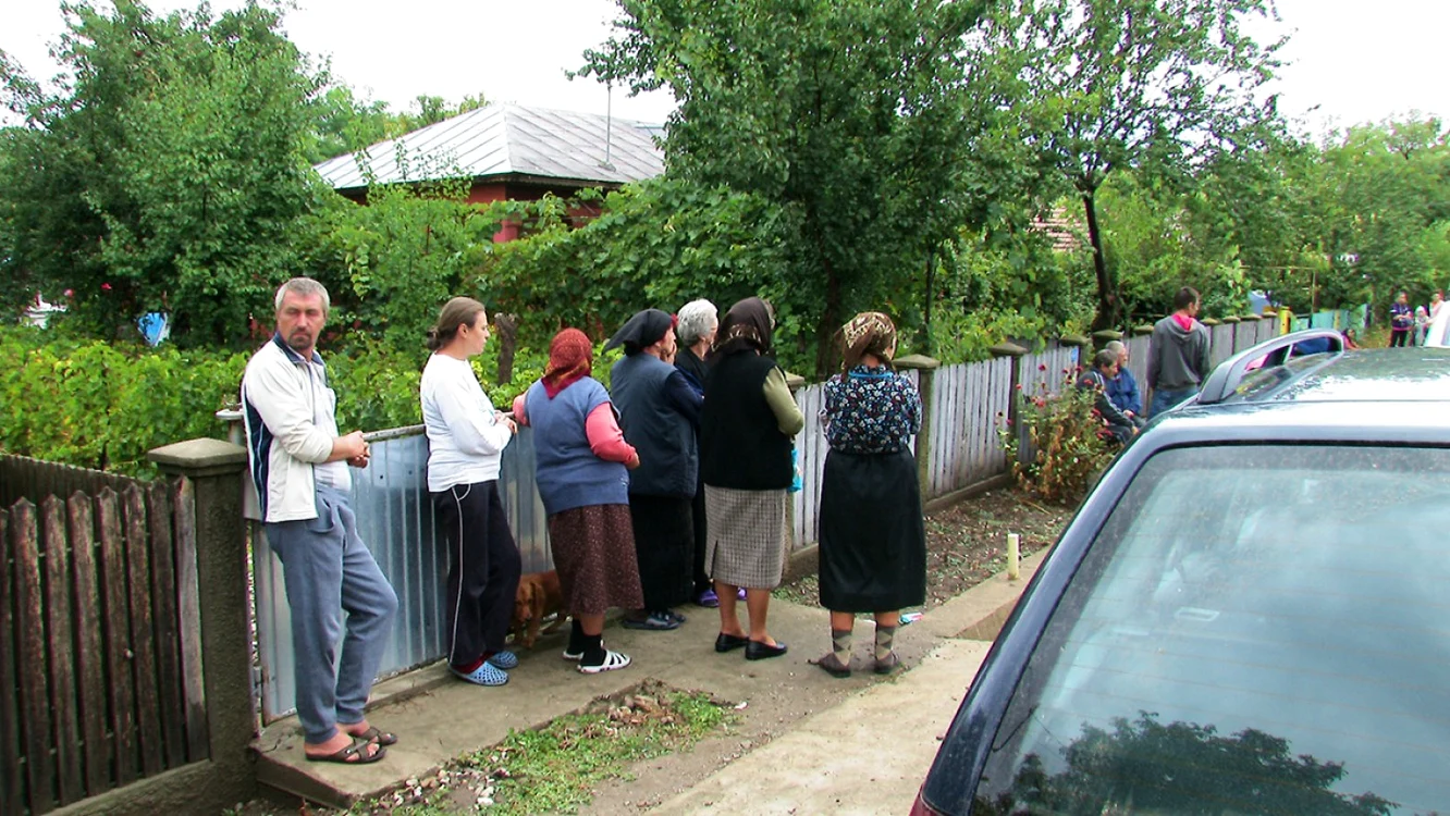 Întreaga comunitate din Amaru a primit cu uimire vestea morţii celor doi localnici    FOTO: Iulian Bunilă