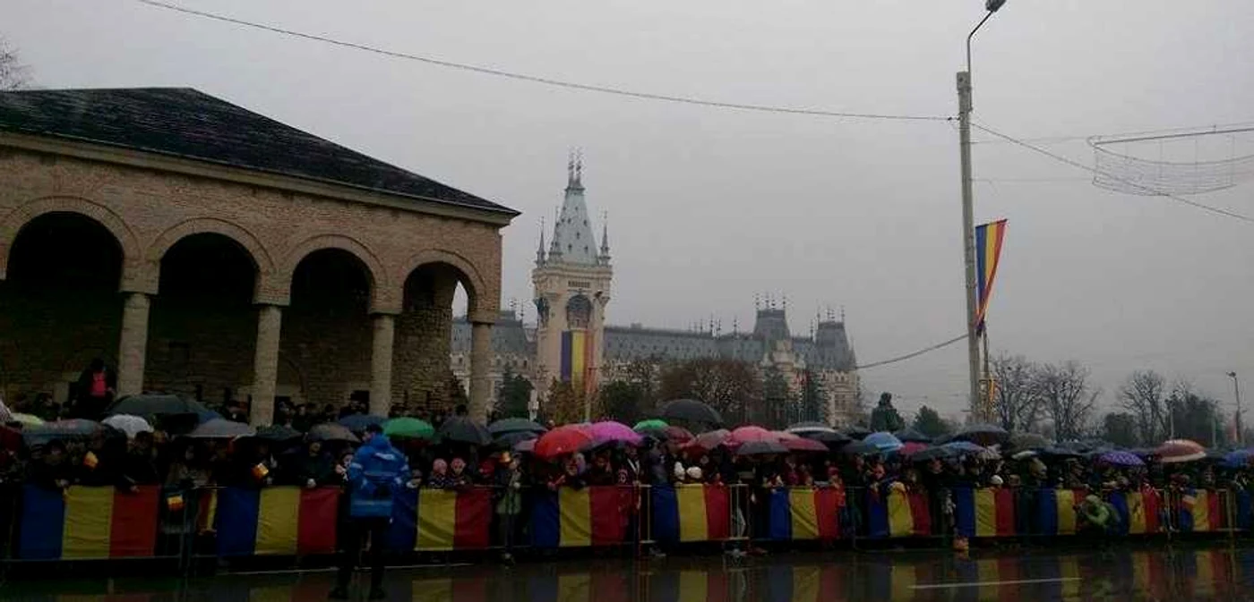 Ploaie puternică la parada de 1 Decembrie 2017, la Iaşi FOTO Simona Staciu