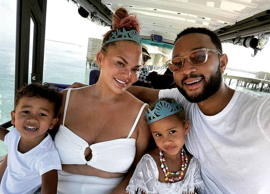 Chrissy Teigen şi familia sa
