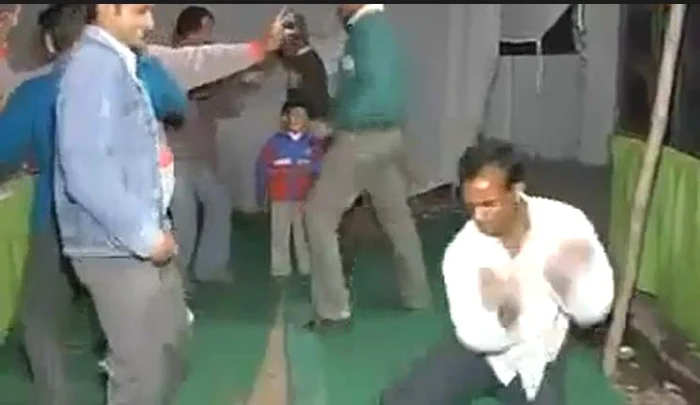 
    Ce dansuri haioase fac musulmanii  