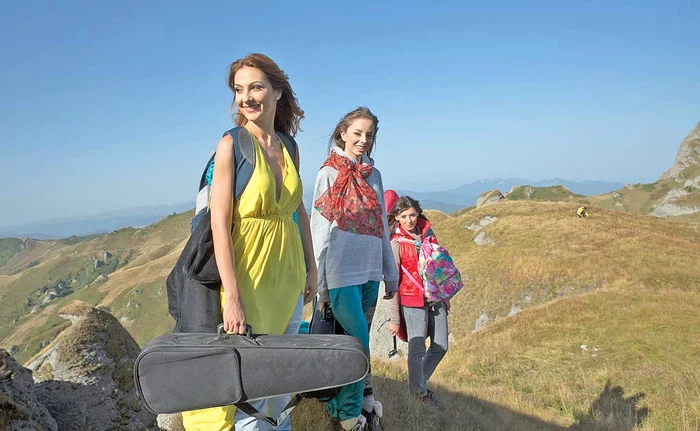 Scene din cadrul videoclipului filmat