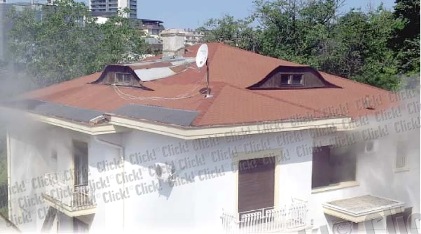 
    Imobilul de la numărul 45 este  extrem de valoros, datează din  secolul al XIX-lea şi este inclus în  patrimoniul naţional. În această  zonă, un metru pătrat de teren  este estimat la 2.000 de euro  