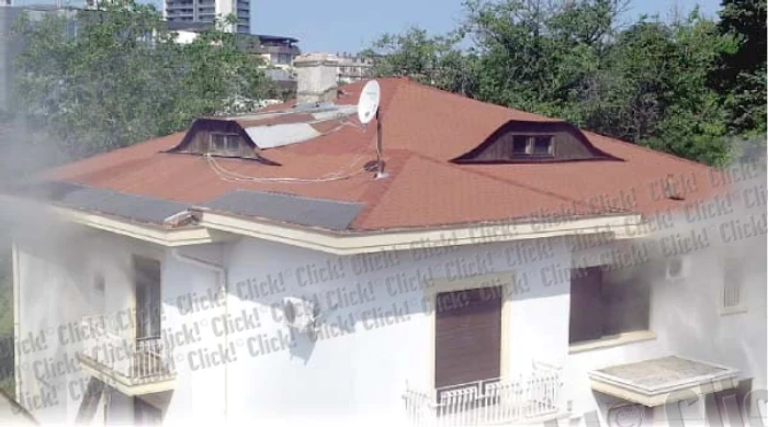 
    Imobilul de la numărul 45 este  extrem de valoros, datează din  secolul al XIX-lea şi este inclus în  patrimoniul naţional. În această  zonă, un metru pătrat de teren  este estimat la 2.000 de euro  