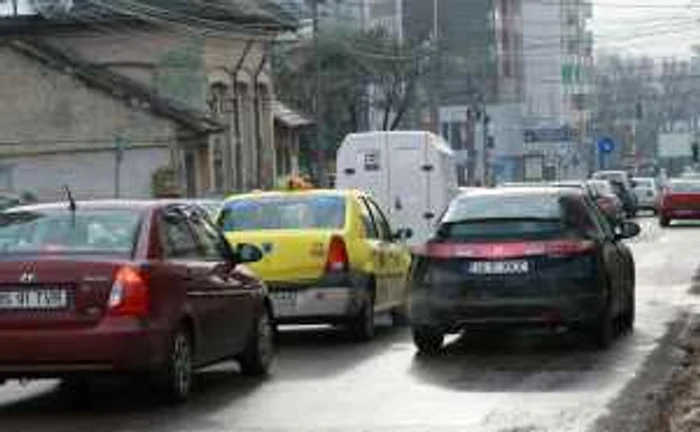 Ieşenii pierd zeci de minute în trafic din cauza aglomeraţiei. FOTO: Dan Luca