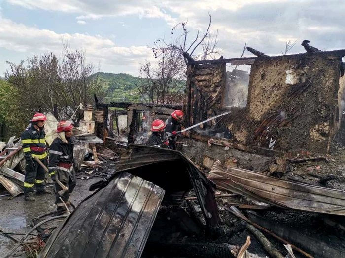 Trei locuinţe au fost distruse în incendiu