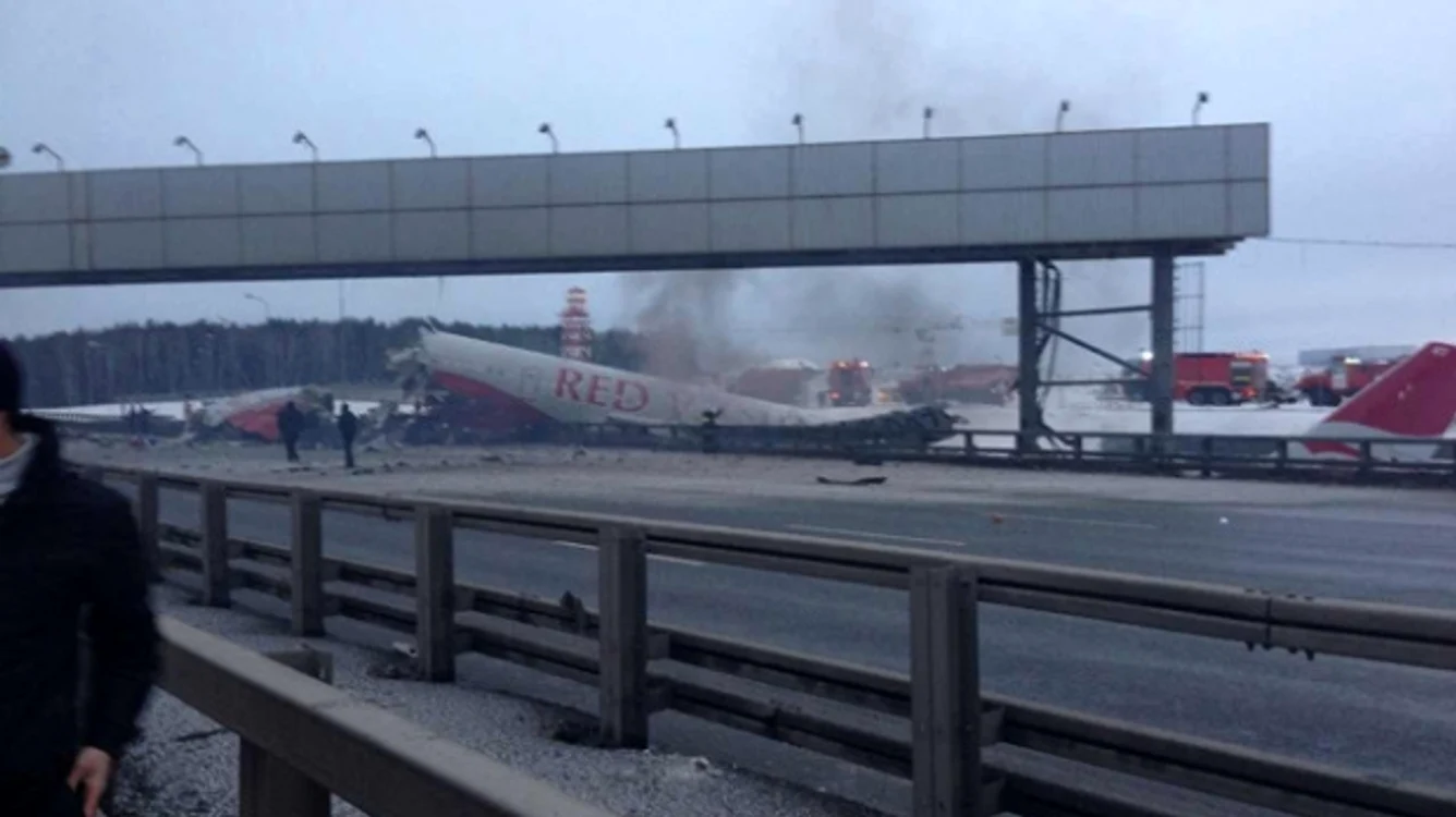 
    Avionul Tupolev 204, după stingerea focului. (Foto: Twitter)  
