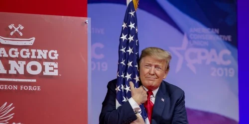 Preşedintele american Donald Trump îmbrătişează steagul american în timpul CPAC 2019 National Harbor Maryland Statele Unite. FOTO Guliver-Gettyimages/Tasos Katopodis