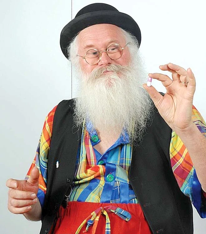 
    Christian Poincheval, de 65 de ani, e primul om din lume pe care prietenii îl roagă să tragă vânturi  