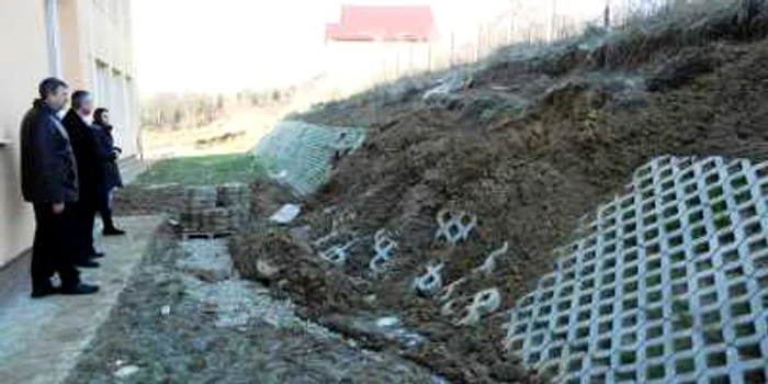 Alunecarea de teren s-a produs în spatele şcolii FOTO: Adevărul