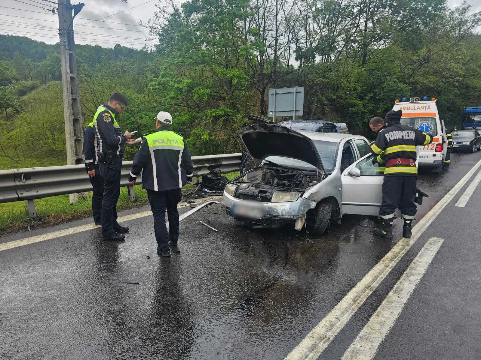 Accident grav pe Valea Oltului DN7. O femeie a intrat în stop cardio-respirator după o coliziune frontală. Traficul este complet blocat pe DN7, în Vâlcea