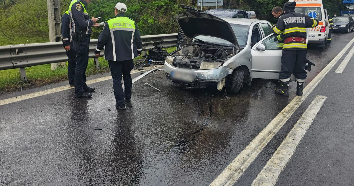 Accident grav pe Valea Oltului DN7. O femeie a intrat în stop cardio-respirator după o coliziune frontală. Traficul este parțial blocat