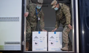 Transportul cu vaccinurile a intrat vineri în ţară, pe la Vama Nădlac ll, şi a fost preluat de escortă a Jandarmeriei şi Poliţiei, care l a însoţit până la Bucureşti jpeg