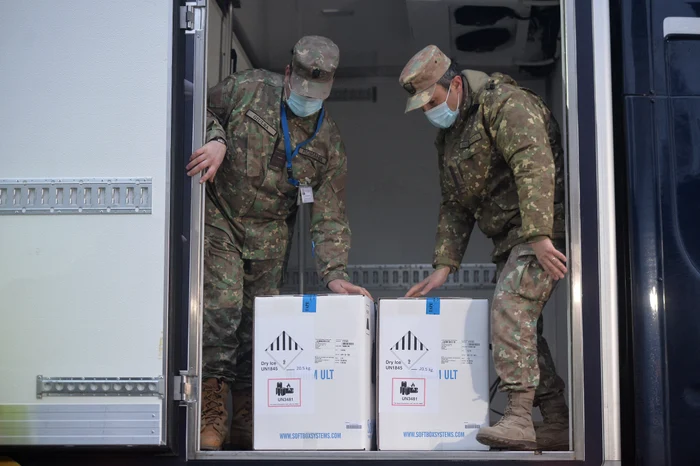 Transportul cu vaccinurile a intrat vineri în ţară, pe la Vama Nădlac ll, şi a fost preluat de escortă a Jandarmeriei şi Poliţiei, care l-a însoţit până la Bucureşti