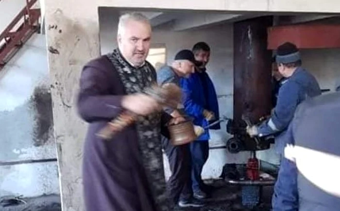 Preotul a fost chemat să stropească cu aghiasmă instalaţiile defecte Foto: facebook.com/stamate.matei.7