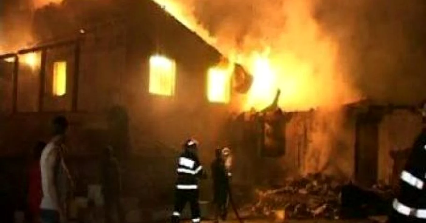 Incendiul a izbucnit aseară din cauza unui coş de fum deteriorat