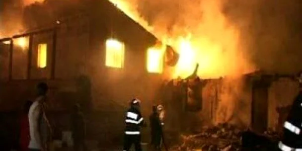 Incendiul a izbucnit aseară din cauza unui coş de fum deteriorat