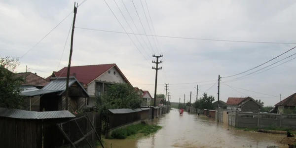 15 gospodării inundate după ce un cătun din Băbeni a fost măturat de ape