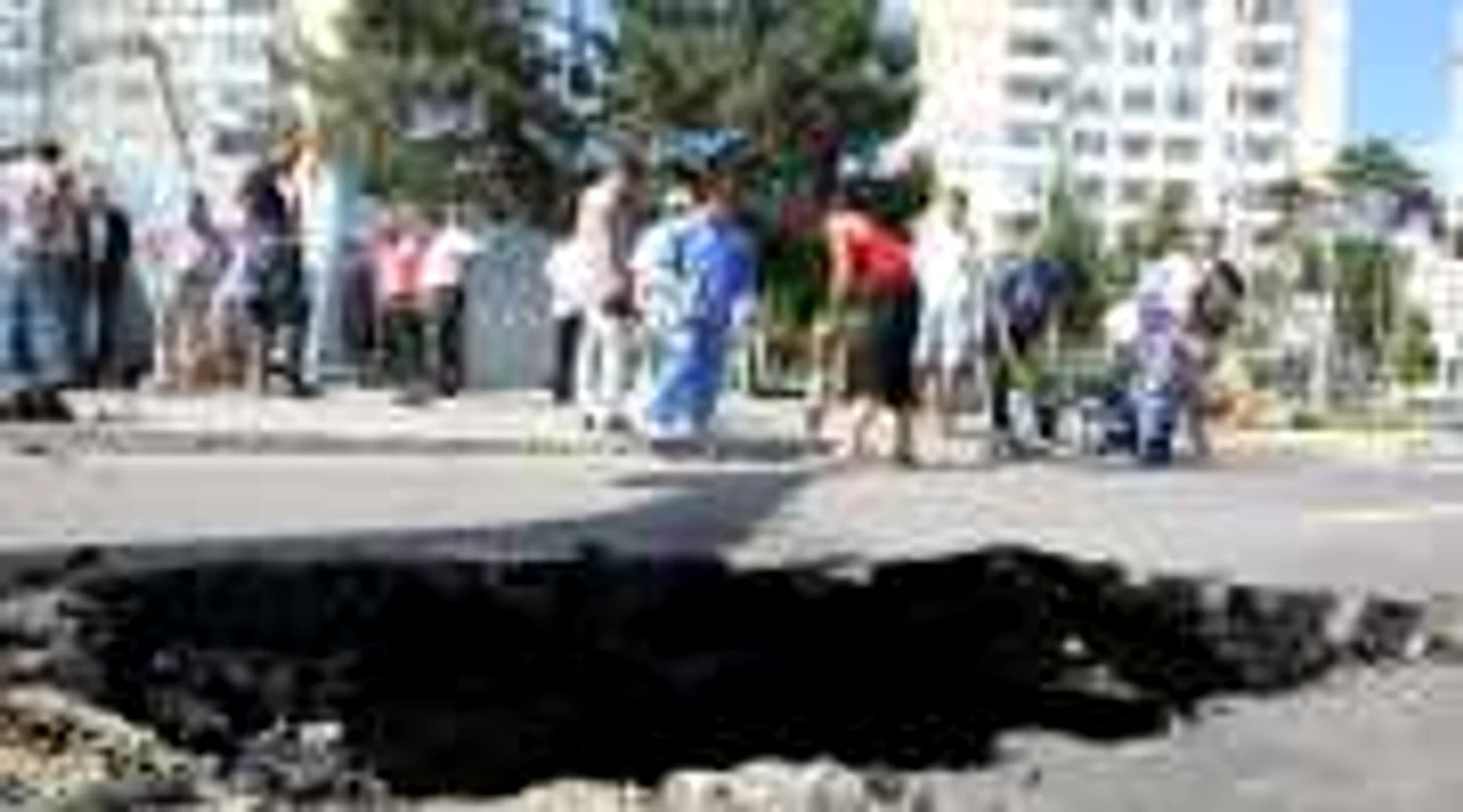 După groapa apărută pe Faleză, acum avem şi o conductă spartă Foto: Bogdan Dimofte