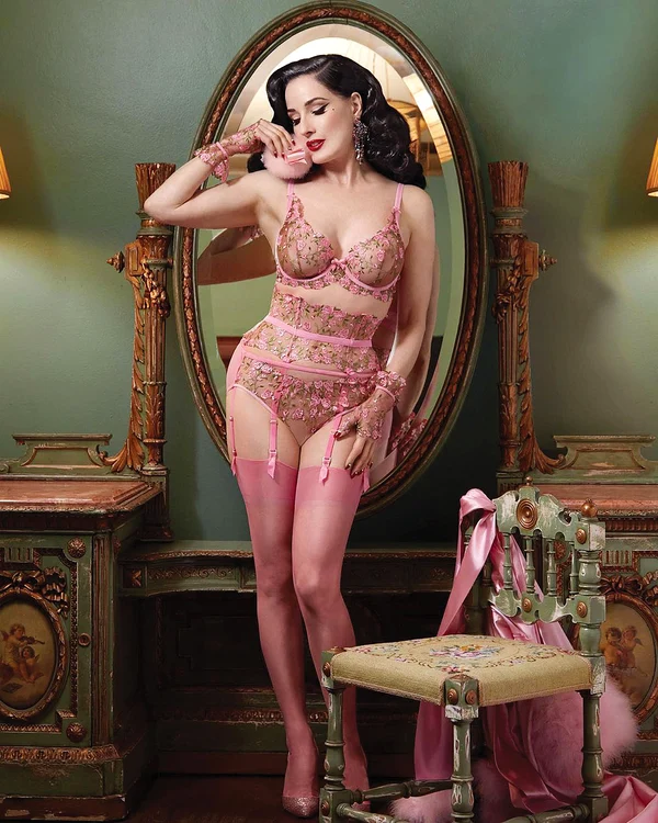 Dita Von Teese  s-a pozat în  lenjerie intimă  de culoare roz. SURSĂ FOTO: INSTAGRAM