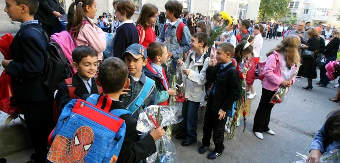 Majoritatea părinţilor au fost nevoiţi să cotizeze chiar din prima zi de şcoală
