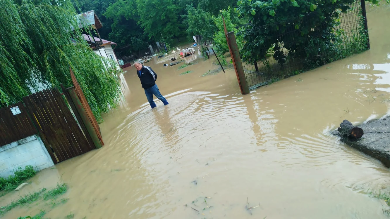 Sute de gospodării din Gorj au fost distruse de ape / foto: ISU