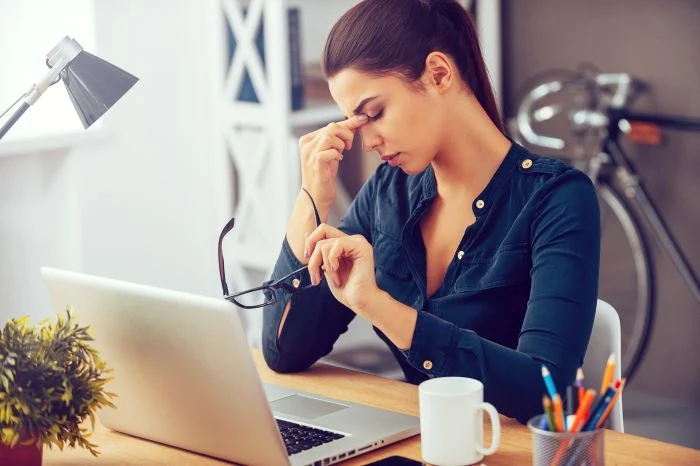 Generația tânără preferă să muncească în companii private Fătă: Shutterstock