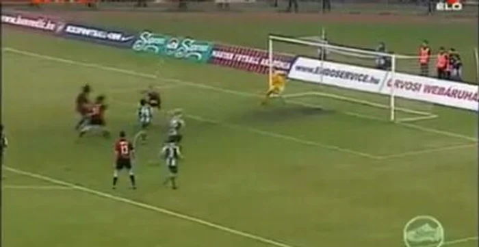 Atacantul a marcat prin foarfecă