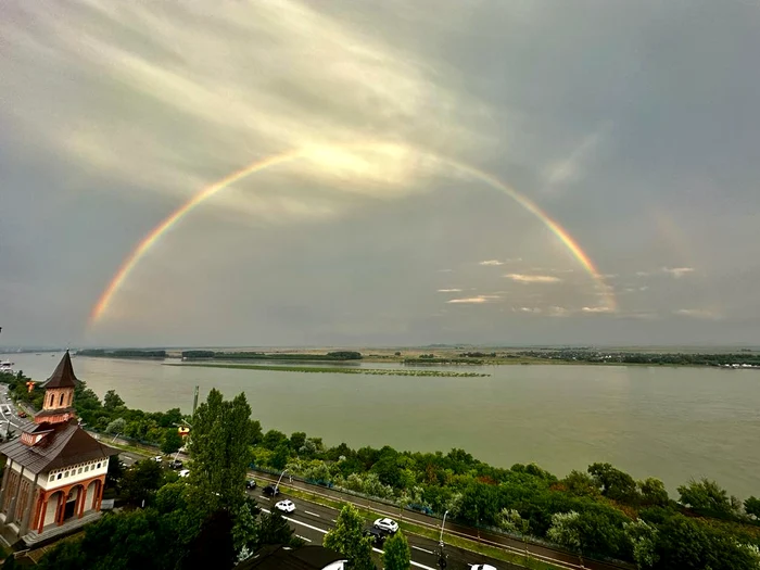 Insula de pe Dunăre, încadrată de un curcubeu FOTO: C. Mazilu