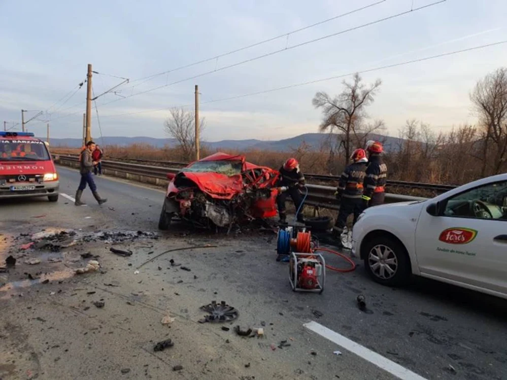 
    Șoferul Opel-ului a fost scos decedat dintre fiarele mașinii Foto: aradon.ro  