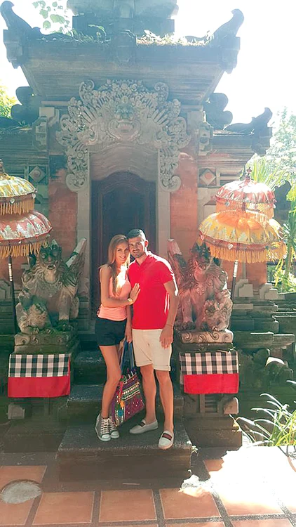 Cadu şi iubita lui la un templu din Bali