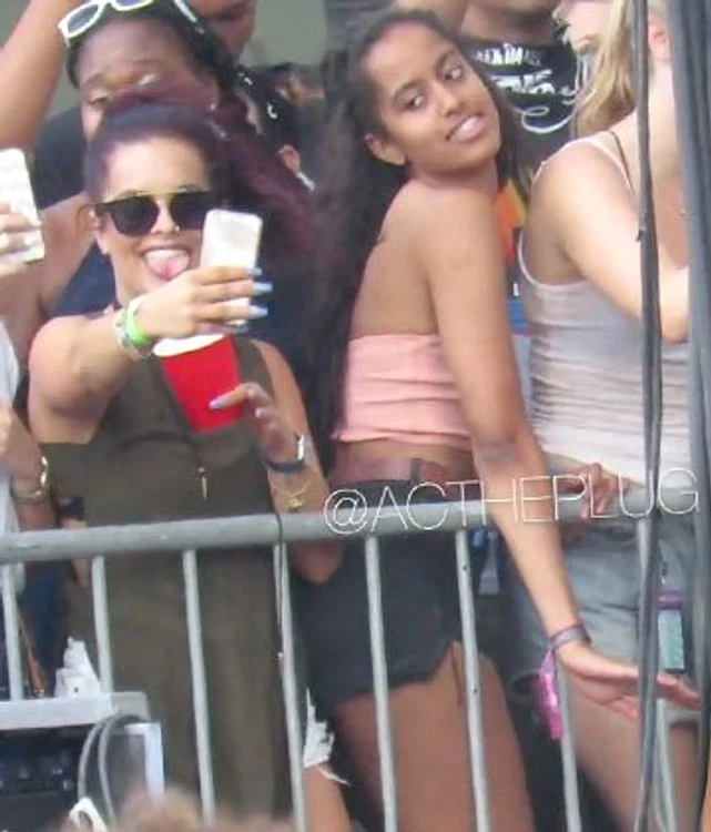 La festival, dansând din posterior