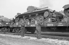 Tancuri Valentine, pregătite pentru a fi trimise în Uniunea Sovietică (© Library and Archives Canada)