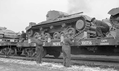 Tancuri Valentine, pregătite pentru a fi trimise în Uniunea Sovietică (©  Library and Archives Canada)