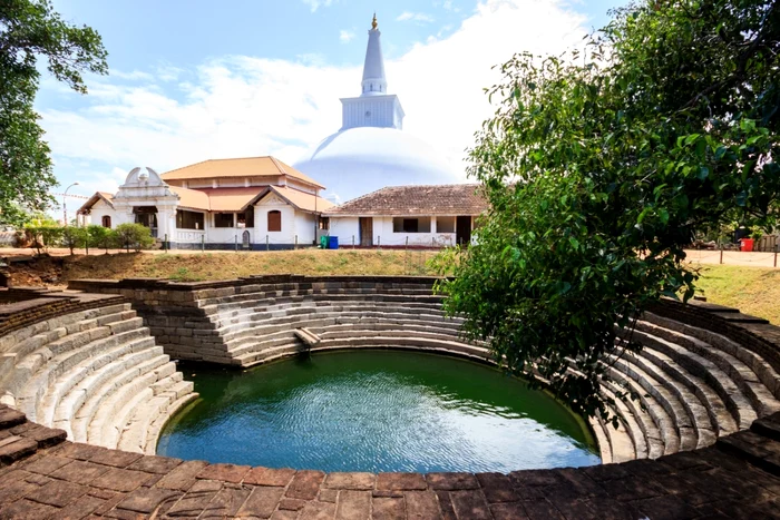 Stupă budistă din oraşul sacru  Anuradhapura Sri Lanka FOTO Shutterstock