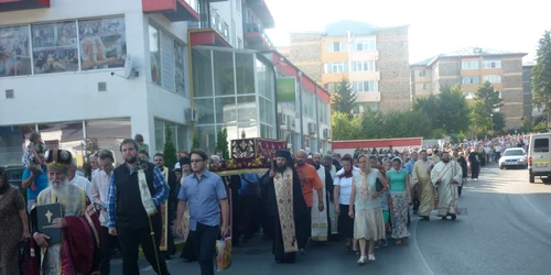 Peste 1.000 de credincioşi au ieşit pe străzile Sucevei să se roage pentru ploaie. FOTO