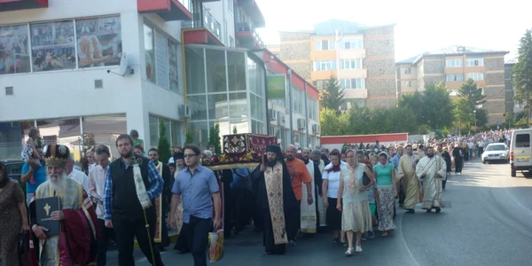 Peste 1.000 de credincioşi au ieşit pe străzile Sucevei să se roage pentru ploaie. FOTO