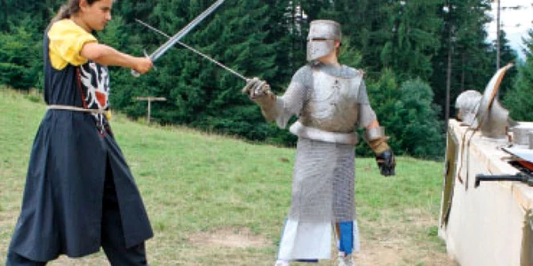 Distracţie în stil medieval la Bran